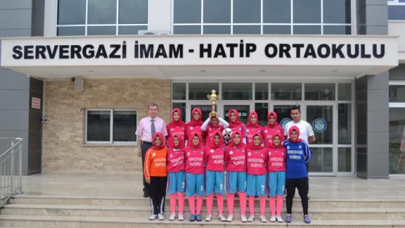 Servergazi İmam Hatip Ortaokulu, okul sporları bayan futbol müsabakalarında TÜRKİYE ŞAMPİYONU olarak göğsümüzü kabarttı.