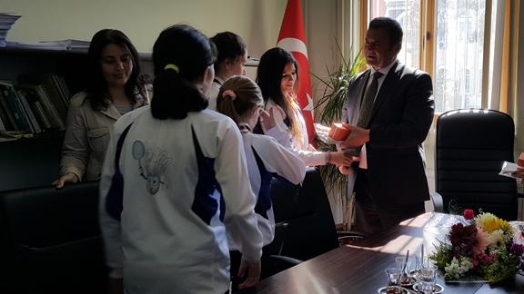İlçemiz Hacı Hasan Ali Kömürcüoğlu Ortaokulu Küçük Kız Badminton Takımımız İl Birincisi Oldu