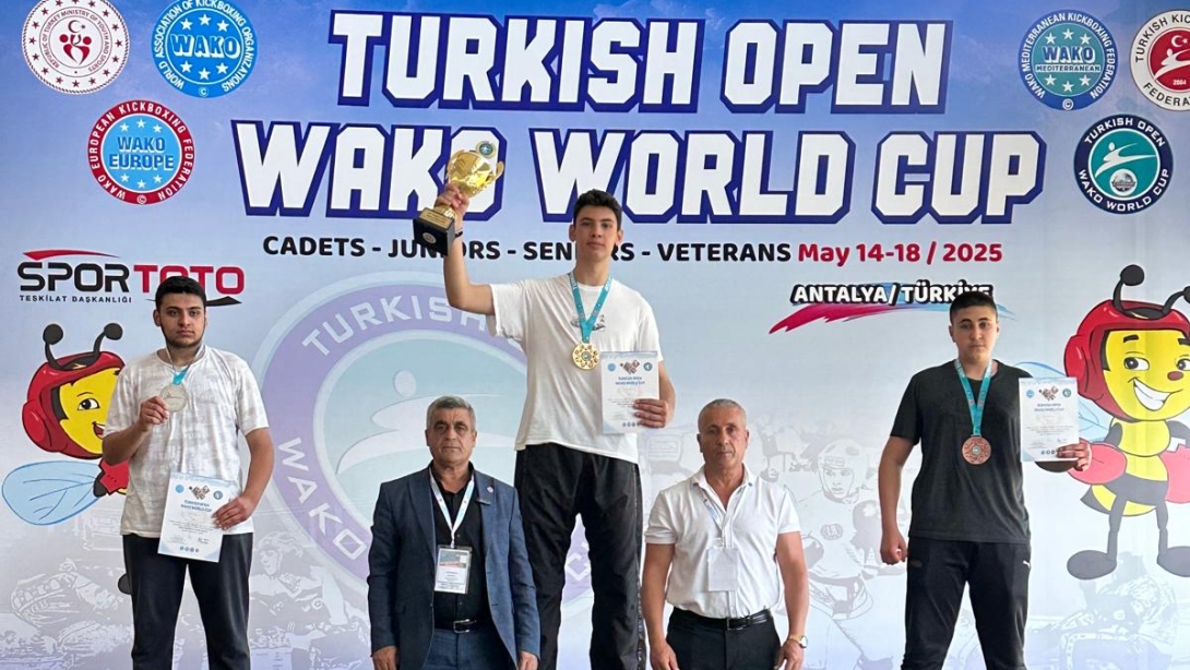 Öğrencimiz Furkan MUTLU;  Turkısh Open Wako Dünya Kıck Boks Şampiyonasında Dünya Şampiyonu